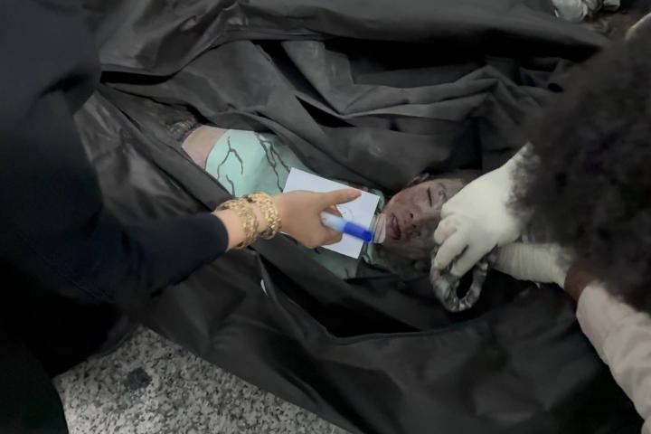 Imagen facilitada por el Departamento de Prensa Exterior iraní muestra a una víctima del ataque a una escuela para niñas en Minab, sur de Irán, el 28 de febrero de 2026.