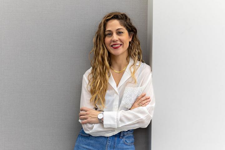 La coordinadora general de Sumar, Lara Hernández, posa para la agencia Europa Press, el 13 de noviembre de 2025, en Madrid.