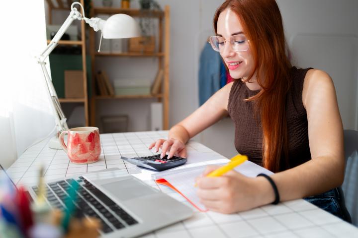 Mujer de negocios hace cuentas