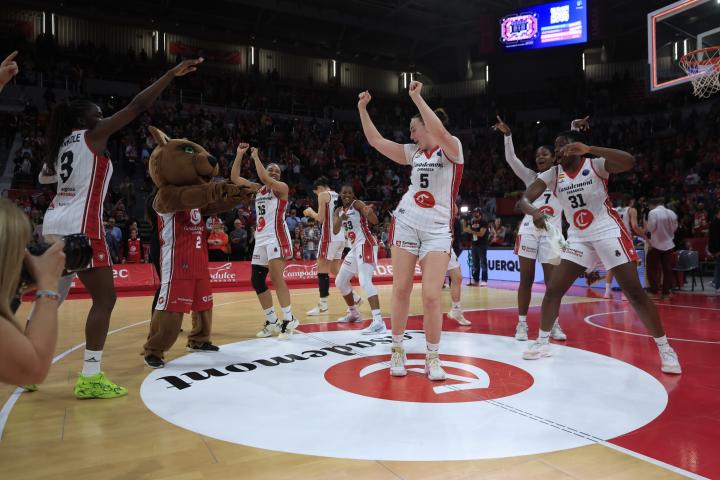 Las jugadoras de Casademont Zaragoza celebran la victoria tras ganar a Praga.