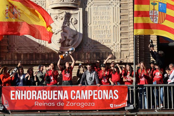 Las jugadoras de Casademont Zaragoza celebrando la Copa de la Reina ganada en 2023.