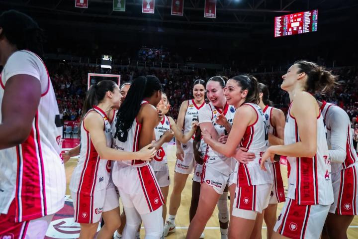 Las jugadoras del Casademont, en el Príncipe Felipe.