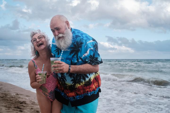 Una pareja mayor se relaja en la playa