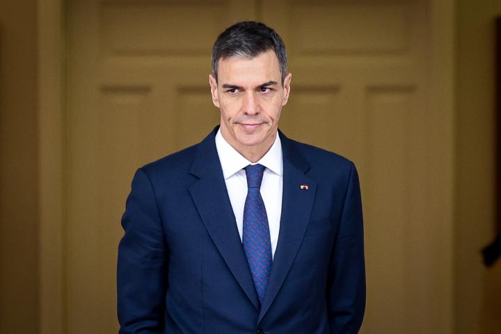 Pedro Sánchez, serio y pensativo durante la cumbre hispano-portuguesa en Huelva