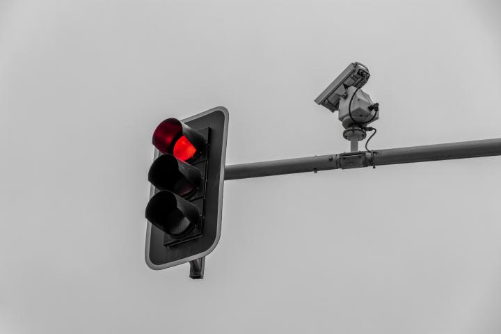 Semáforo rojo con una cámara