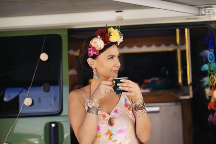 Şevval Sam en un videoclip reciente