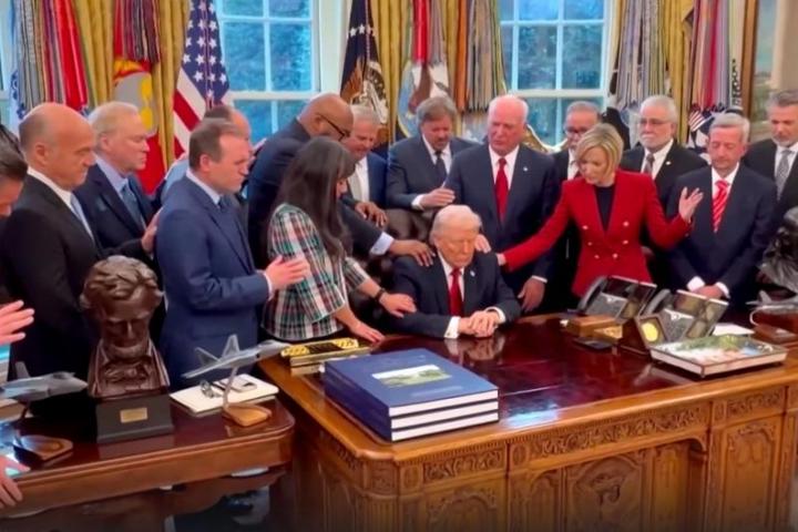 Trump rezando en el Despacho Oval