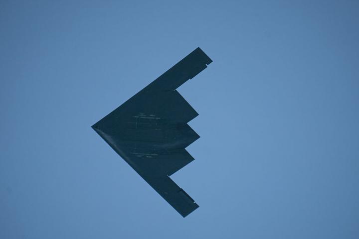 Un bombardero furtivo B-2 Spirit sobrevuela las playas de Miami (EEUU) durante el espectáculo aéreo del Día de los Caídos, el 24 de mayo de 2025.