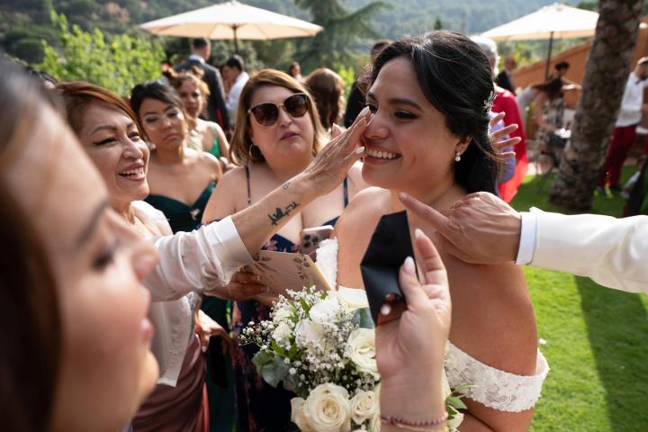 Una mujer casándose