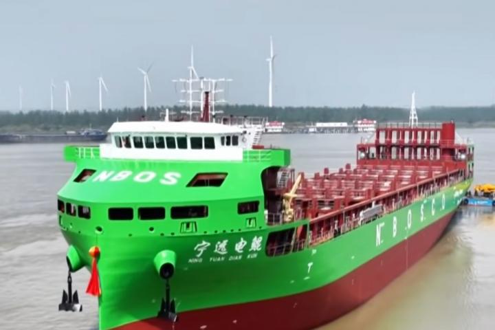 nuevo-barco-electrico-chino-contenedores