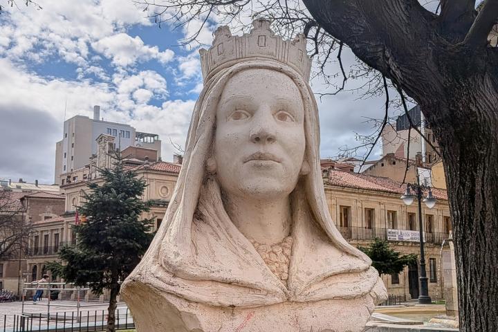 Estatua de la reina Urraca I en León