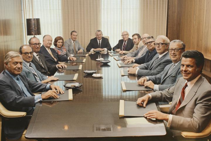 Grupo de gente en una reunión