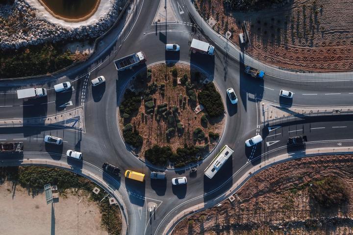 Coches en una rotonda
