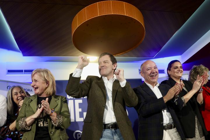 TORO (ZAMORA), 09/03/2026.- El candidato del Partido Popular de Castilla y León a la reelección como Presidente de la Junta, Alfonso Fernández Mañueco, clausura un mitin en Toro (Zamora), este lunes.EFE/Mariam A. Montesinos