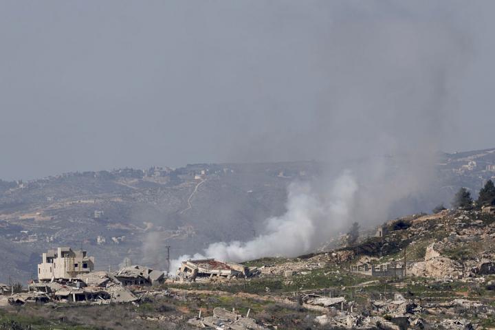 El humo se eleva sobre el sur del Líbano, visto desde el lado israelí de la frontera, el 5 de marzo de 2026.