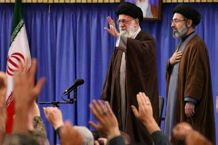 Imagen distribuida por la agencia iraní MEHR que muestra al nuevo responsable de Irán, Mojtaba Jameneí, hijo del fallecido ayatolá Ali Jameneí, junto a su padre, en un momento y lugar sin detallar.