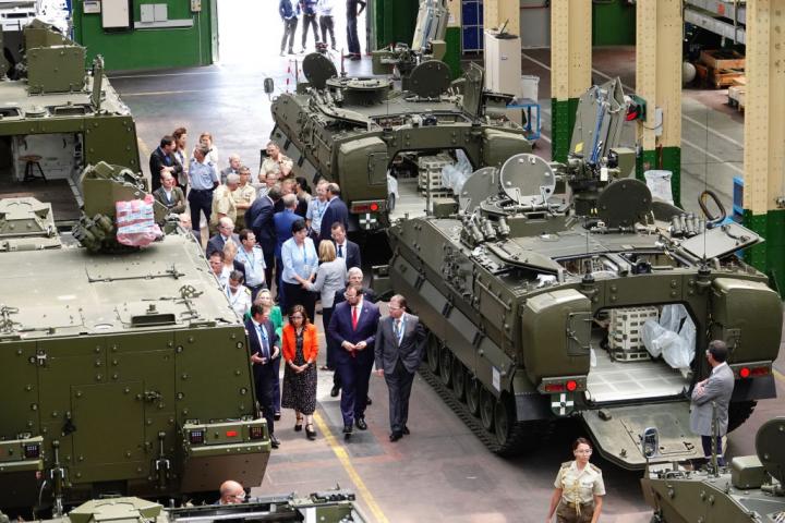 La ministra de Defensa, Margarita Robles, y el presidente del Principado de Asturias, Adrián Barbón, en la fábrica de Santa Bárbara Sistemas en Trubia, el 30 de junio de 2023.