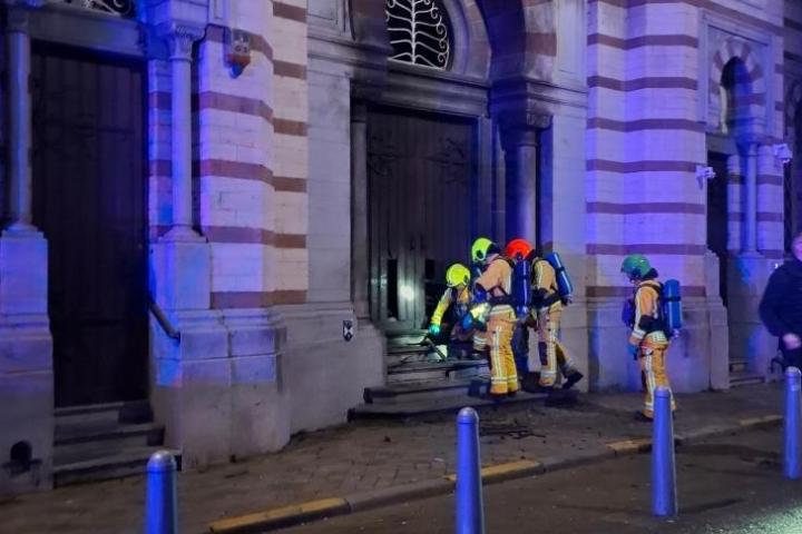 Los agentes belgas revisan los daños en la puerta de la sinagoga de Lieja, el 9 de marzo de 2026.
