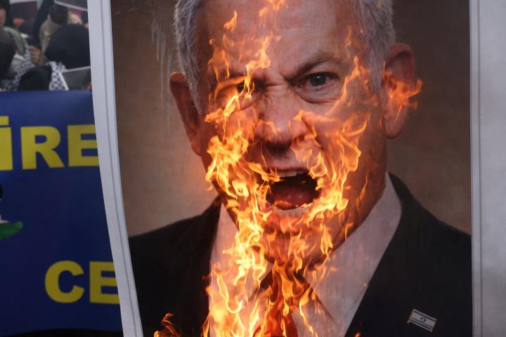 Manifestantes prenden fuego a una pancarta con la foto del primer ministro israelí, Benjamin Netanyahu, durante una protesta contra los ataques a Irán en Estambul (Turquía), el 1 de marzo de 2026.