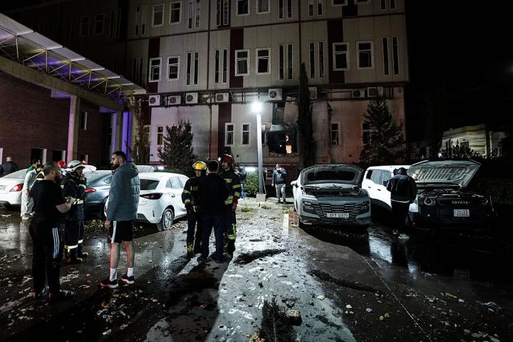 Personal de emergencias inspecciona un edificio residencial alcanzado por un dron iraní en la localidad de Ankawa, de mayoría cristiana, al noroeste de Erbil (Irak), el 4 de marzo de 2026.