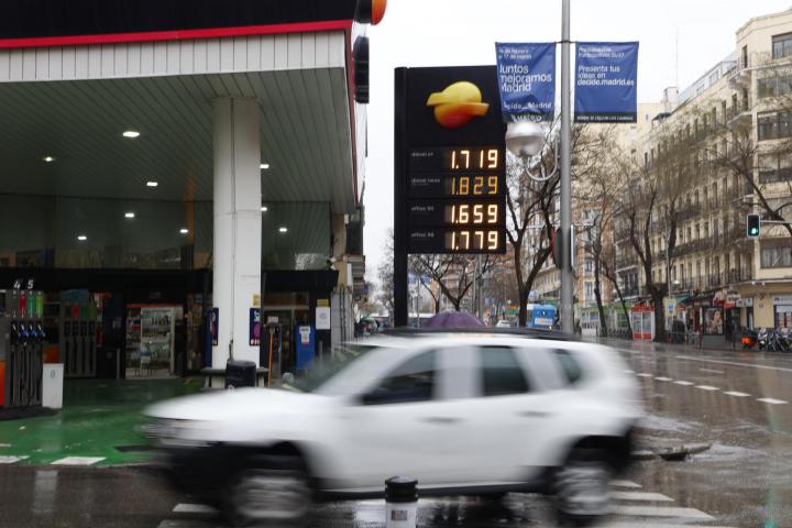 Precios de los distintos tipos de gasolina y gasoil anunciados en una gasolinera de Madrid, el pasado día 6 de marzo