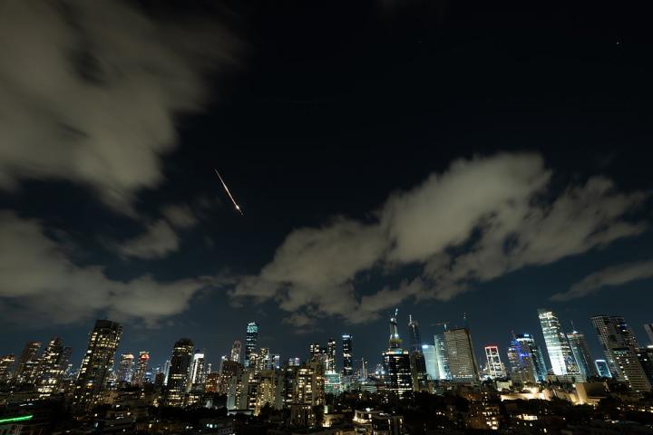 Un proyectil atraviesa el cielo de Tel Aviv (Israel) el 4 de marzo de 2026