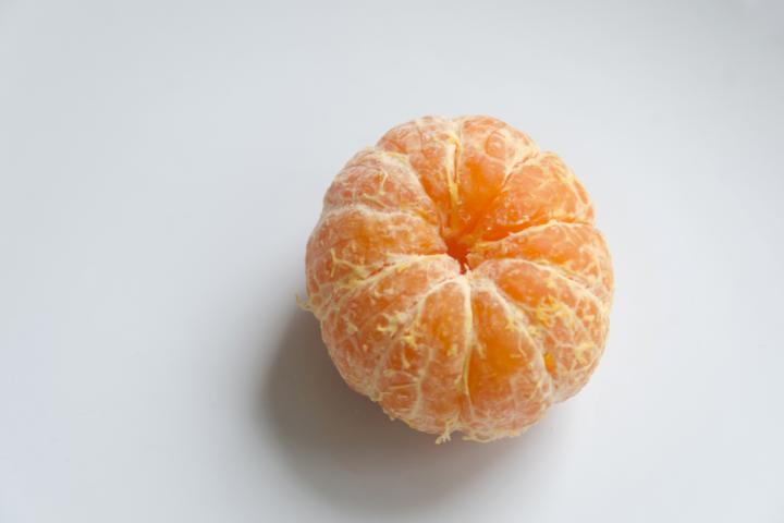 Una mandarina ya pelada.