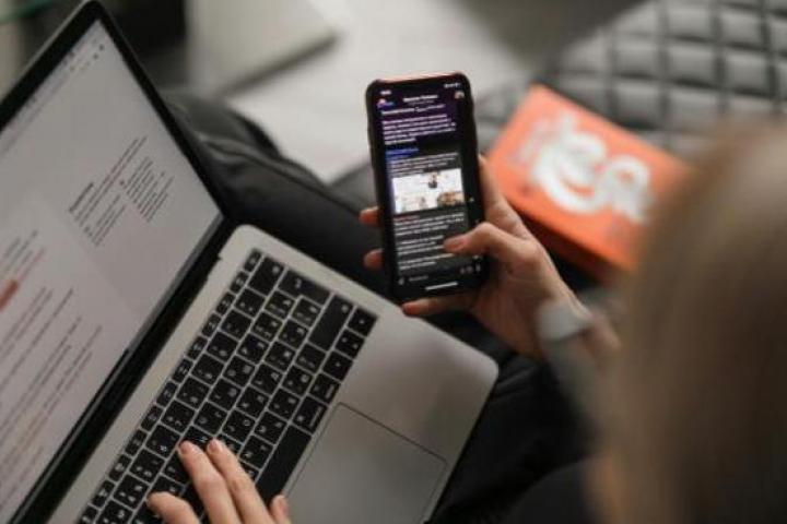 Una persona abriendo una cuenta bancaria online.