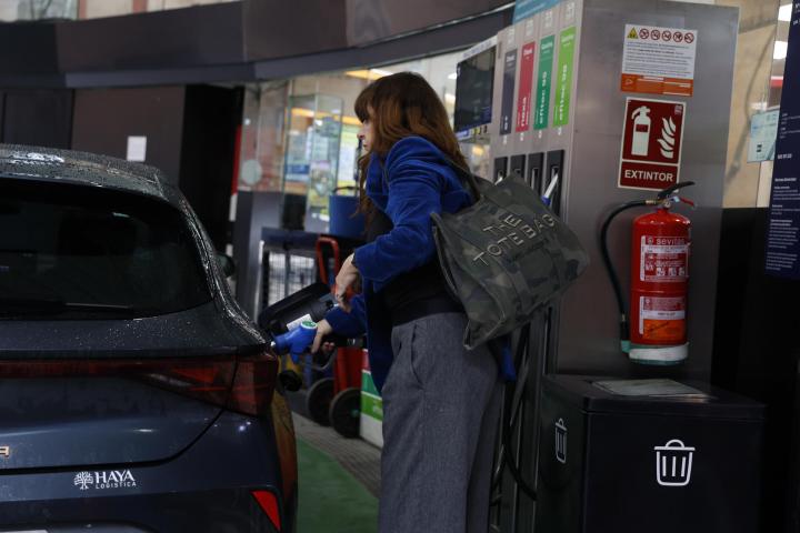 Una persona reposta este viernes en una gasolinera de Madrid