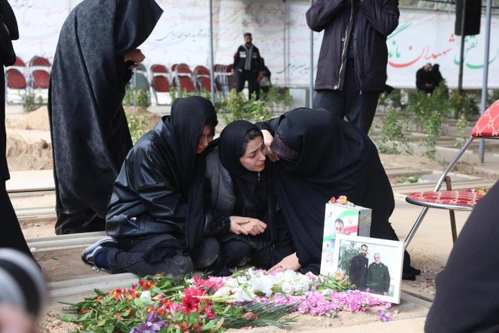 Unos ciudadanos iraníes lloran a una de las víctimas de los ataques de Israel y EEUU, en el cementerio Behesht Zahra, al sur de Teherán, el 9 de marzo de 2026.