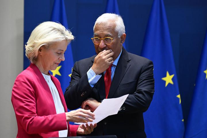 Antonio Costa observa a Ursula von der Leyen en una reunión en Bruselas