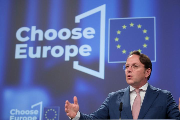 El comisario europeo de Salud y Bienestar Animal, Oliver Varhelyi, ante la prensa en el edificio Berlaymont, sede de la Comisión Europea en Bruselas, el 2 de julio de 2025.