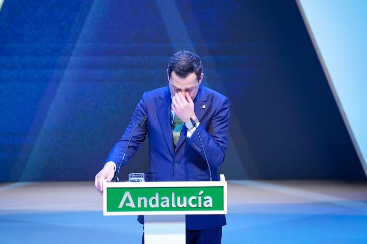 El presidente de la Junta de Andalucía, Juanma Moreno, se emociona al hablar del siniestro de Adamuz en en el acto del día de la comunidad, 28 de febrero de 2026, en Sevilla.