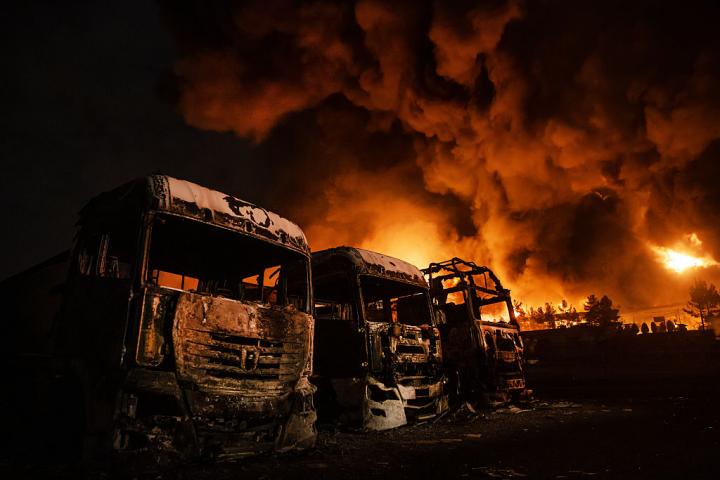 Incendio en un depósito de petróleo de Shahran en Teherán (Irán), tras los ataques estadounidenses e israelíes, el 8 de marzo de 2026.