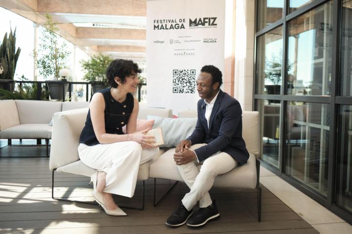 La ministra Elma Saiz se reúne con el activista ganés Ousman Umar.