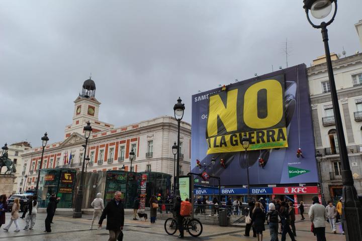 La pancarta que Greenpeace ha desplegado en Sol
