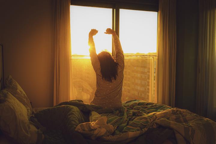 Mujer despertando al amanecer.