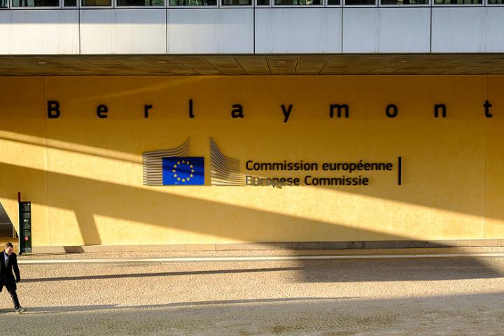 Un hombre arrastra su maleta frente al Berlaymont, sede de la Comisión Europea, en un soleado 28 de febrero de 2026 en Bruselas (Bélgica).
