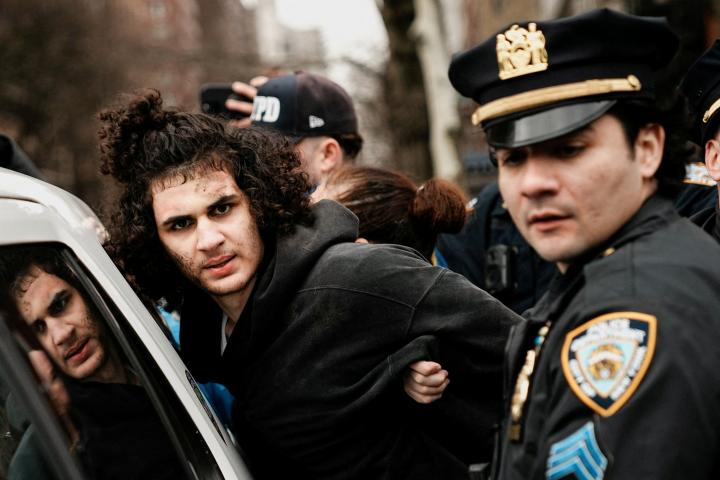 Un hombre identificado como Emir Balat es detenido tras lanzar bombas caseras contra la residencia del alcalde de Nueva York, Zohran Mamdani, el 7 de marzo de 2026.