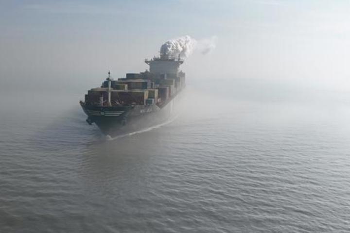 Un petrolero viaja por el Estrecho de Ormuz