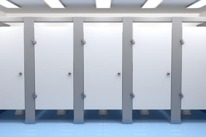 Varias puertas de baños públicos.