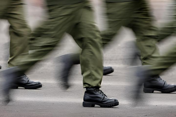 Varios militares marchando al ritmo del grupo