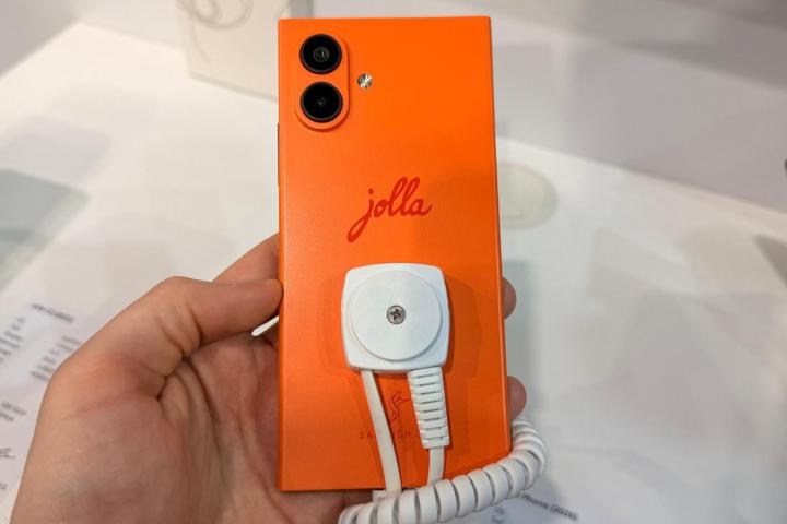 El nuevo Jolla Phone 2026, en el stand de la marca en el MWC 2026.
