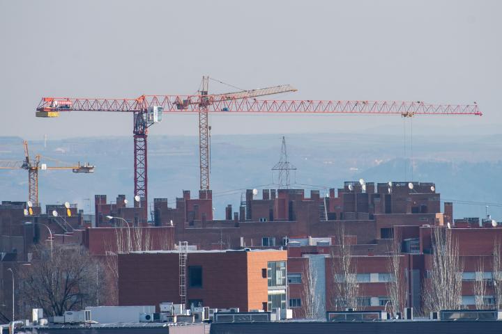 Grúas construyendo edificios