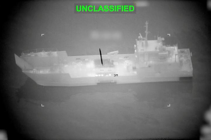 Imagen del centro de mando militar estadounidense de una supuesta embarcación de la Armada iraní, un buque de minas marítimas, en algún punto del Estrecho de Ormuz.