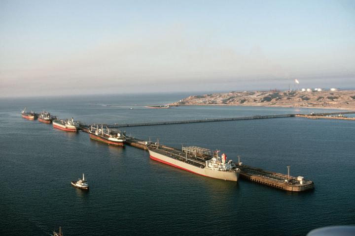 Imagen histórica de un petrolero junto a las costas de la isla de Jark