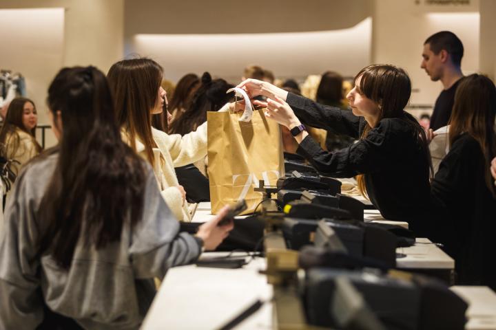 Una mujer compra en Zara