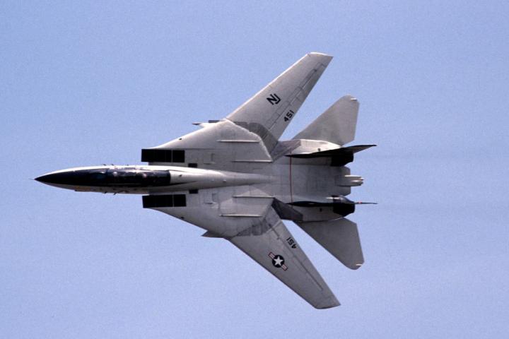 Avión F-14 durante unos ejercicios en el aire