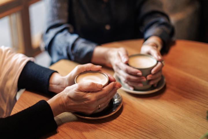 Dos personas, disfrutando de senos cafés.