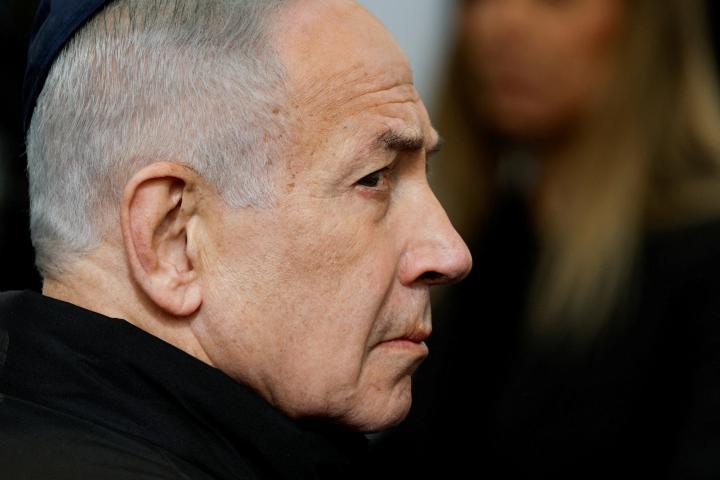 El primer ministro israelí, Benjamin Netanyahu, asiste a un servicio en memoria de Ran Gvili, el policía que fue el último rehén recuperado de Gaza, en Meitar (Israel), el 28 de enero de 2026.